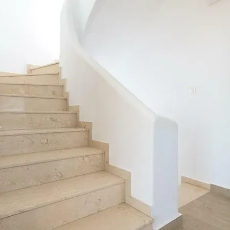 Corinna ラクハニア